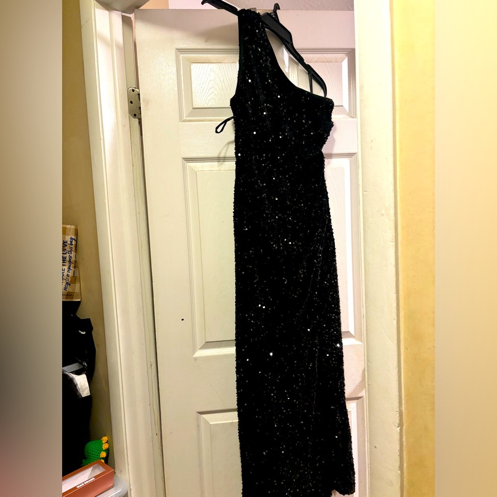 Can be worn for Prom or homecoming or formal event